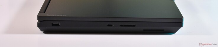 links: USB-A 3.2 Gen 1, Thunderbolt 4, SD-kaart