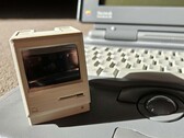 De Pico Mac Nano is slechts 6 cm hoog, zoals blijkt uit de vergelijking met de Powerbook 180 op de achtergrond.