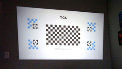 De TCL C1 kwadrateert het geprojecteerde beeld automatisch met behulp van een kalibratieraster. (Afbeeldingsbron: Notebookcheck)