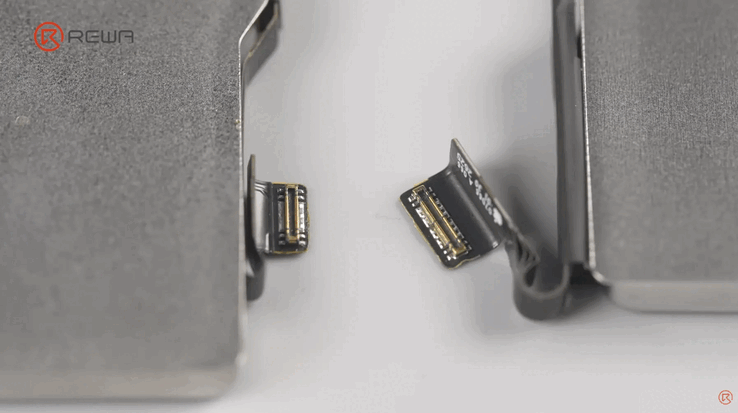 De batterijconnector van de iPhone 17 Pro versus die van de iPhone 18 Pro.