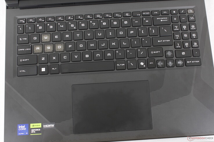 Identiek toetsenbord en clickpad (~13 x 8,3 cm) als op de Crosshair 16 HX