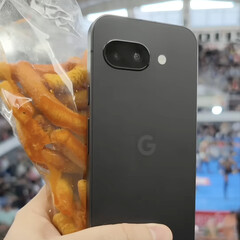 De Pixel 9a zal in verschillende kleuren op de markt komen, niet alleen in de hier getoonde zwarte optie. (Afbeeldingsbron: Alexis Garza)