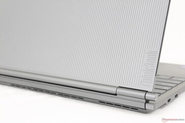 Wanneer het display in de verlengde modus staat, gaat het aluminium buitenste deksel omhoog om een plastic binnenoppervlak te onthullen