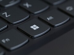 Close-up van een computertoetsenbord met de Windows-toets