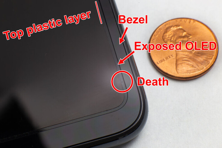 Er is een klein gaatje te zien in het blootliggende deel van het OLED-paneel. (Bron: Ars Technica)