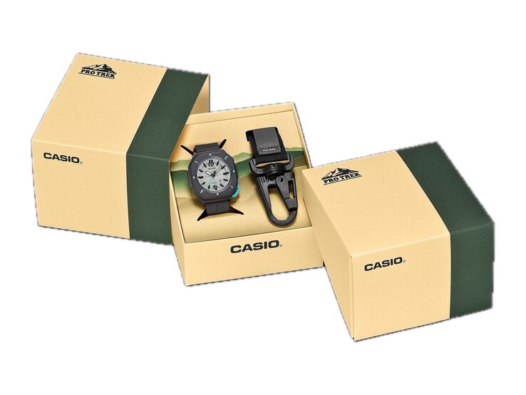 De verpakking van de Casio Pro Trek PRJ-01AE-8, waarop het horloge en de karabijnhaak te zien zijn in een geopende doos.