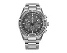 Vooraanzicht van de Citizen Nighthawk CA0890-54H-chronograaf met een grijze wijzerplaat, draaibare lunette, drie subwijzerplaten en een roestvrijstalen armband.