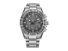 Vooraanzicht van de Citizen Nighthawk CA0890-54H-chronograaf met een grijze wijzerplaat, draaibare lunette, drie subwijzerplaten en een roestvrijstalen armband.