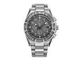 Vooraanzicht van de Citizen Nighthawk CA0890-54H-chronograaf met een grijze wijzerplaat, draaibare lunette, drie subwijzerplaten en een roestvrijstalen armband.