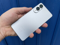 De Samsung Galaxy S25 Edge is verkrijgbaar in Titanium Zilver (afbeelding), Titanium Icyblue en Titanium Jetblack. (Afbeeldingsbron: Notebookcheck)