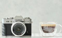 Fujifilm X-T30 II compacte APS-C camera naast een kopje koffie