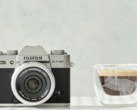 Fujifilm X-T30 II compacte APS-C camera naast een kopje koffie