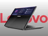 Het prototype van het Lenovo ThinkPad Rollable XD-concept, afgebeeld tegen een grijs-witte achtergrond met kleurverloop en het logo van Lenovo. (Afbeeldingsbron: Lenovo - bewerkt)