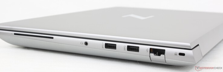 Rechts: Smartcardlezer, 3,5 mm headset, 2x USB-A 5 Gbps, RJ-45 1 Gbps, nano-slot