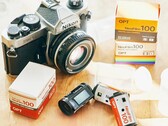 De OPT100 NeoFilm ziet eruit als een 35mm filmrolletje maar is een functionele digitale camera