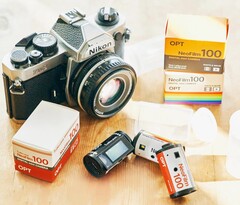De OPT100 NeoFilm ziet eruit als een 35mm filmrolletje maar is een functionele digitale camera