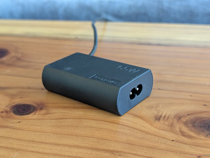 USB-C-netadapter van 65 W die bij de Lenovo ThinkPad X1 2-in-1 Gen 11 wordt geleverd. Let op: er is een tweede stroomkabel nodig om de adapter op het stopcontact aan te sluiten, terwijl de USB-C-kabel aan het andere uiteinde is geïntegreerd