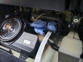De woofer van Cybertruck gebruikt het holle frame als uitbreiding van de behuizing (Afb.bron: Jeremy Wright/FB)