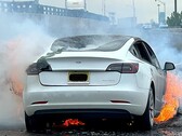 Een brand in een Tesla Model 3-batterij heeft de bezorgdheid over de veiligheid van EV's opnieuw aangewakkerd. (Afbeelding bron: State Of Charge op YouTube)