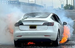 Een brand in een Tesla Model 3-batterij heeft de bezorgdheid over de veiligheid van EV&#039;s opnieuw aangewakkerd. (Afbeelding bron: State Of Charge op YouTube)