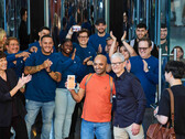 Tim Cook viert de marktintroductie van de nieuwste generatie iPhone, Apple Watch en AirPods Pro met klanten en teamleden op Apple Fifth Avenue in New York. (Afbeeldingsbron: Apple)