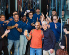 Tim Cook viert de marktintroductie van de nieuwste generatie iPhone, Apple Watch en AirPods Pro met klanten en teamleden op Apple Fifth Avenue in New York. (Afbeeldingsbron: Apple)