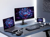 De Asus XG27UCMG-gamingmonitor naast diverse andere elektronische apparaten van Asus