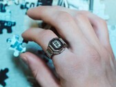 Casio's CRW-H001 zou een soortgelijk ontwerp kunnen hebben als de oudere CRW-001 (afgebeeld)