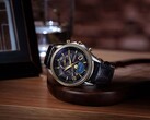 De Citizen Exceed „Mid-Autumn Moon“ Limited Edition, rustend op een houten standaard, met een zwarte parelmoeren wijzerplaat, een analoge maanfaseweergave en een zwarte krokodillenleren band.