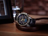 De Citizen Exceed „Mid-Autumn Moon“ Limited Edition, rustend op een houten standaard, met een zwarte parelmoeren wijzerplaat, een analoge maanfaseweergave en een zwarte krokodillenleren band.