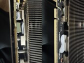 De thermische gel die gebruikt wordt in een Gigabyte RTX 5080 GPU lekt naar de printplaat toe. (Afbeeldingsbron: Quasar Zone)
