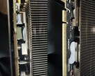 De thermische gel die gebruikt wordt in een Gigabyte RTX 5080 GPU lekt naar de printplaat toe. (Afbeeldingsbron: Quasar Zone)