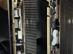 De thermische gel die gebruikt wordt in een Gigabyte RTX 5080 GPU lekt naar de printplaat toe. (Afbeeldingsbron: Quasar Zone)