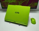 De Lenovo LOQ 15 in de kleur Surge Green is moeilijk over het hoofd te zien