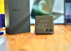 De Motorola Razr+ 2026 (Razr 70 Plus) bezuinigt op sommige punten, maar voelt toch hoogwaardig aan.