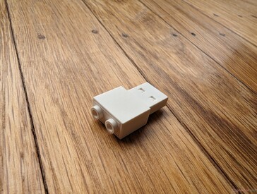 Helaas heeft het toetsenbord geen ingebouwd vakje voor de USB-A 2,4 GHz ontvanger