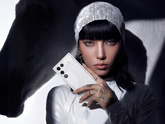 Bevestigd is dat de RedMagic 11 Air wordt aangedreven door de Snapdragon 8 Elite. Afgebeeld: een vrouw die het Stardust White kleurmodel vasthoudt. (Afbeeldingsbron: RedMagic - bewerkt)