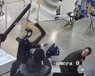 De humanoïde robot Unitree H1 haalt wild uit tijdens een test. (Afbeeldingsbron: OSINTdefender via X voorheen Twitter)