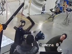 De humanoïde robot Unitree H1 haalt wild uit tijdens een test. (Afbeeldingsbron: OSINTdefender via X voorheen Twitter)