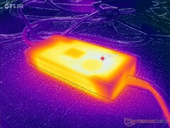 Temperatuurkaart van de MSI Stealth 18 AC-adapter tijdens het draaien van Cyberpunk 2077 (Afbeelding bron: Notebookcheck)