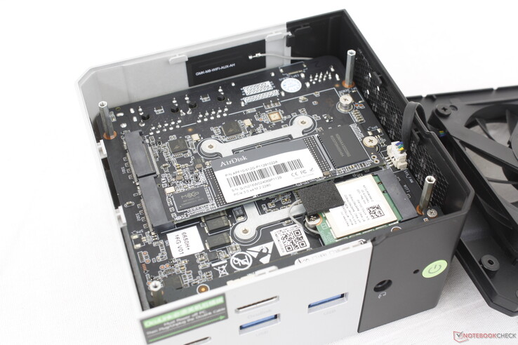 Tot twee M.2 2280 SSD's worden ondersteund. Hoewel ze geen warmteverspreiders hebben, zit er een ventilator direct boven voor koeling