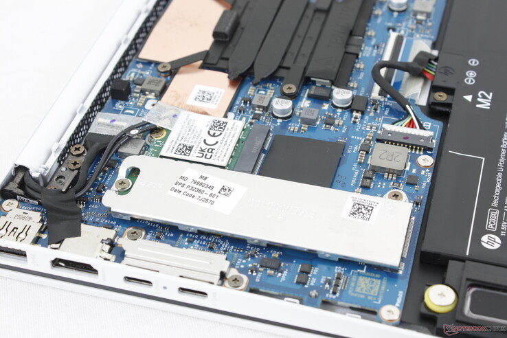 Verwijderbare WLAN module zit naast de verwijderbare M.2 2280 PCIe4 x4 NVMe SSD