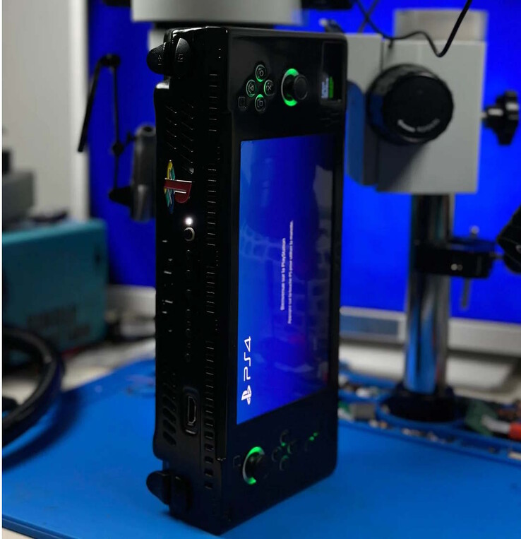 De PS4-handheld is behoorlijk volumineus (Afbeelding bron: wewillmakeitnow)