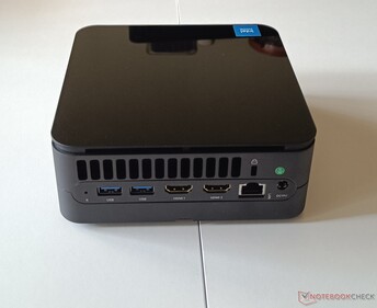 Achterkant: 2x USB-A 3.2 Gen 1, 2x HDMI 2.1, 2,5 GbE-aansluiting, Kensington-slot, voedingspoort