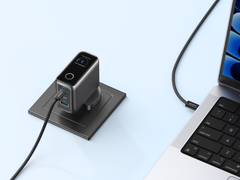 De Anker-oplader (100W, 3 poorten, Smart Display) (afbeelding) is nu verkrijgbaar in het Verenigd Koninkrijk. (Afbeeldingsbron: Anker)