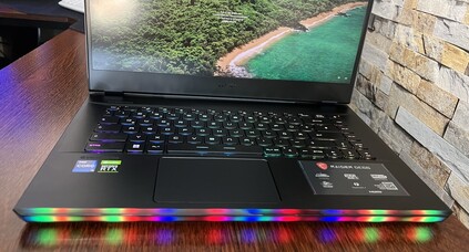 MSI GE66 12UHS: vooraanzicht van de lichtbalk