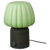 De IKEA Kulglass Bluetooth luidsprekerlamp in donkergroen. (Afbeelding bron: IKEA)