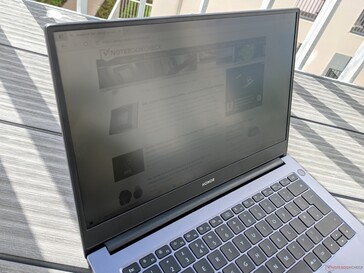 Honor MagicBook 14 buiten (zon van achter de laptop)