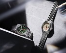 De Seiko 5 Sports Field GMT HDB001 met een groene wijzerplaat en de HDB002 met een crèmekleurige wijzerplaat, naast elkaar gepresenteerd aan roestvrijstalen armbanden met vijf schakels, beide voorzien van een vaste 24-uursring en een oranje GMT-wijzer.
