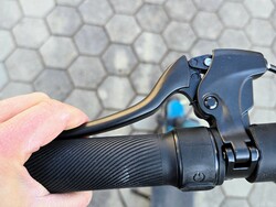 De rem op de SoFlow-scooter moet worden afgesteld.